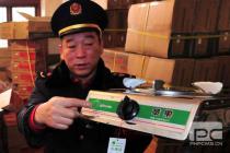 武汉工商执法查获大量iPhone牌煤气灶(组图)