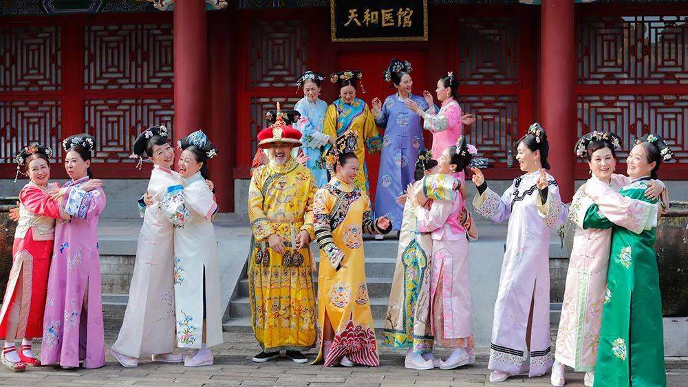 阿姨们包剧组翻拍《甄嬛传》消遣，剧方称观众喜欢能理解但要求下架