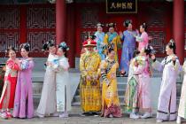 阿姨们包剧组翻拍《甄嬛传》消遣，剧方称观众喜欢能理解但要求下架